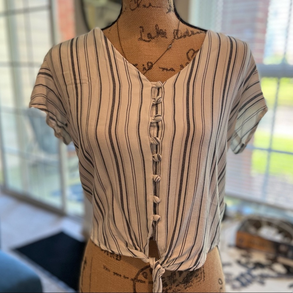 SIM & SAM M white and gray striped short sleeve blouse